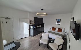 Mackaw Studio Flat